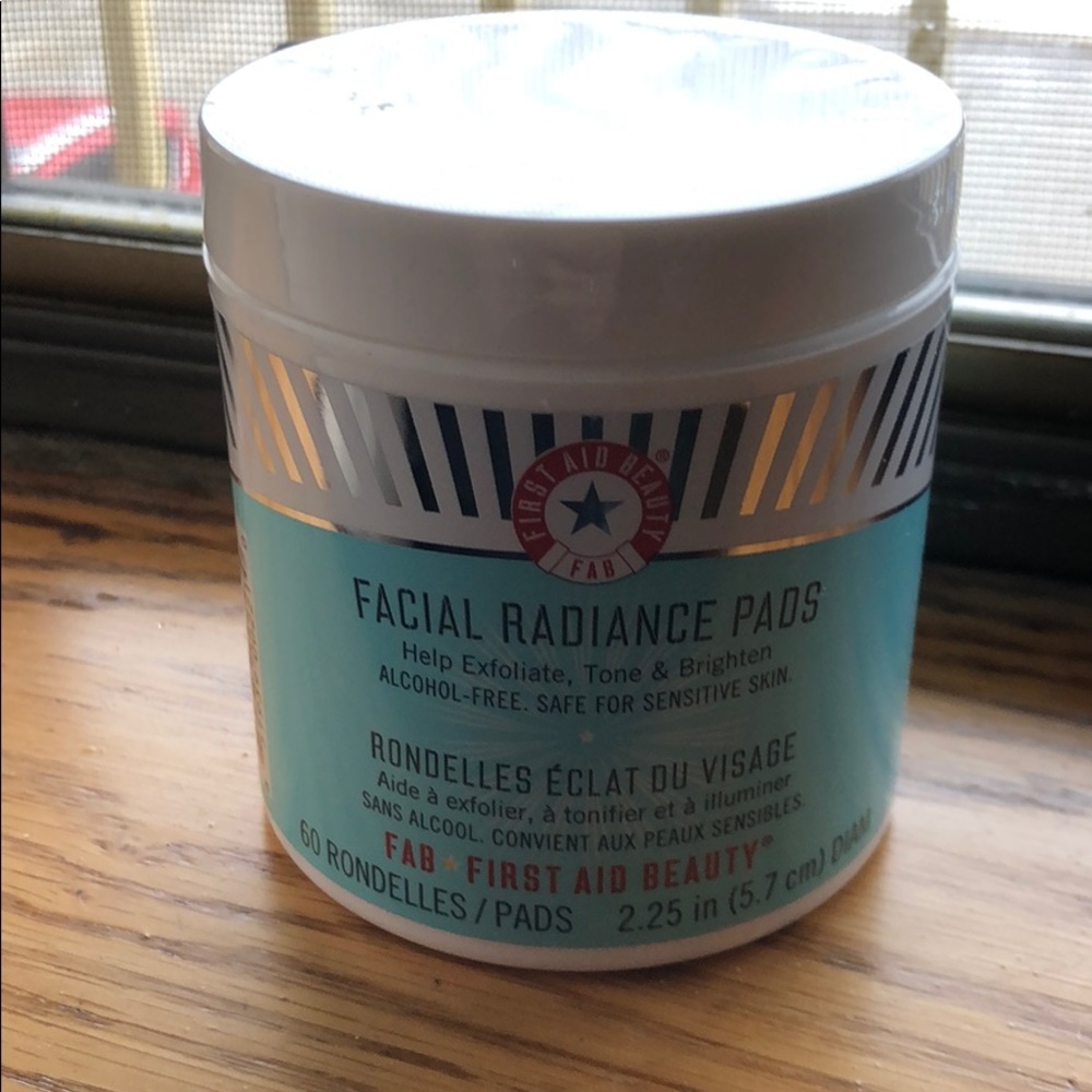 NWOT First aid beauty radiance pads